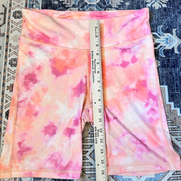 GapFit Women’s Pink Tie-Dye High Rise Biker Shorts Size Medium - Picture 8 of 8